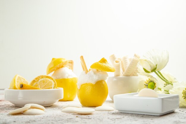 Cocktail au citron vue de face avec des cookies sur un cocktail d'agrumes de jus de table blanc