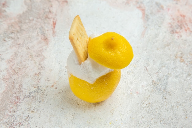 Cocktail au citron vue de face avec de la glace sur du jus de cocktail aux agrumes de table blanche