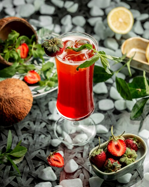 Cocktail aux fraises garni de fraise et menthe