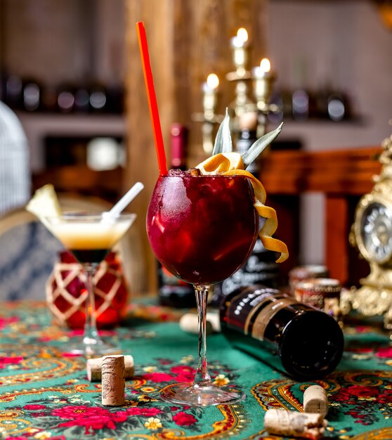 Cocktail de baies avec de la glace à l'orange eau pétillante vue latérale cannelle