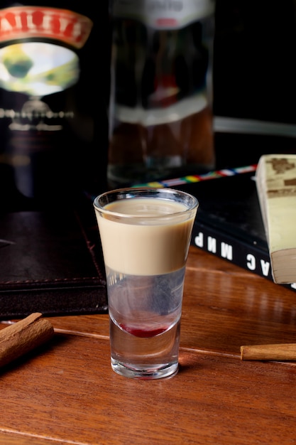 Photo gratuite cocktail avec baileys liqueur de crème irlandaise