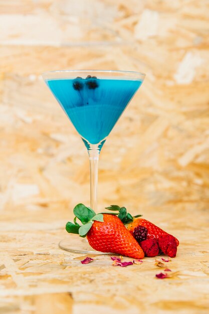 Cocktail bleu et fraises