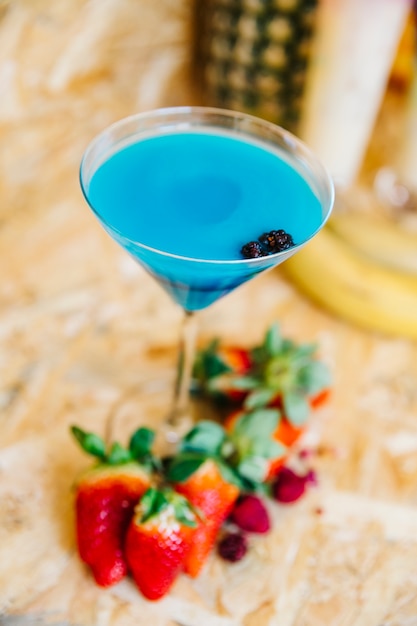 Photo gratuite cocktail bleu et fraises