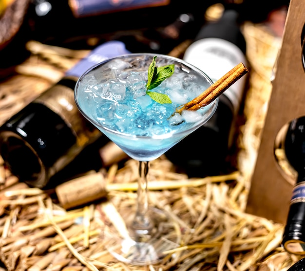 Cocktail bleu vue de dessus à la cannelle et à la menthe