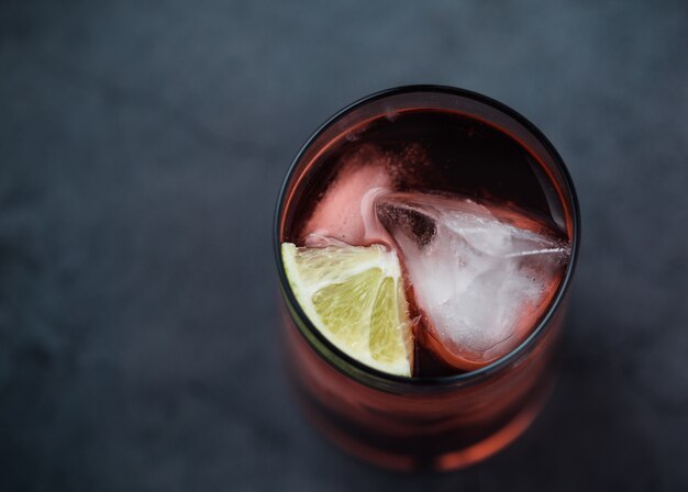 Cocktail de boisson rouge sur verre