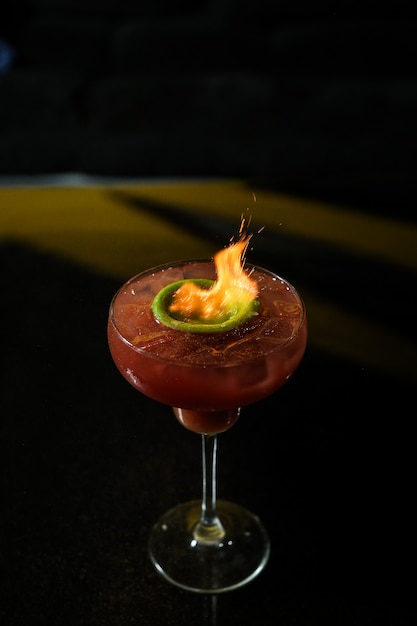 Cocktail brûlant en verre glace fruits syrop sucre vue latérale