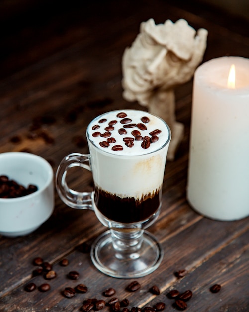 Cocktail de café avec crème fouettée et grains de café sur le dessus