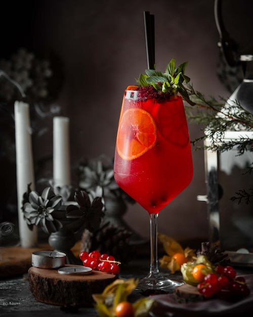 Cocktail de canneberges rouges avec tranche de citron