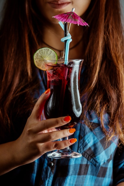 Cocktail de cassis sur la table