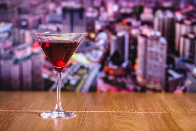 Photo gratuite cocktail à la cerise dans la ville