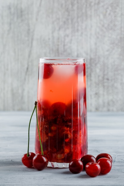 Cocktail de cerises glacées dans une cruche avec des cerises