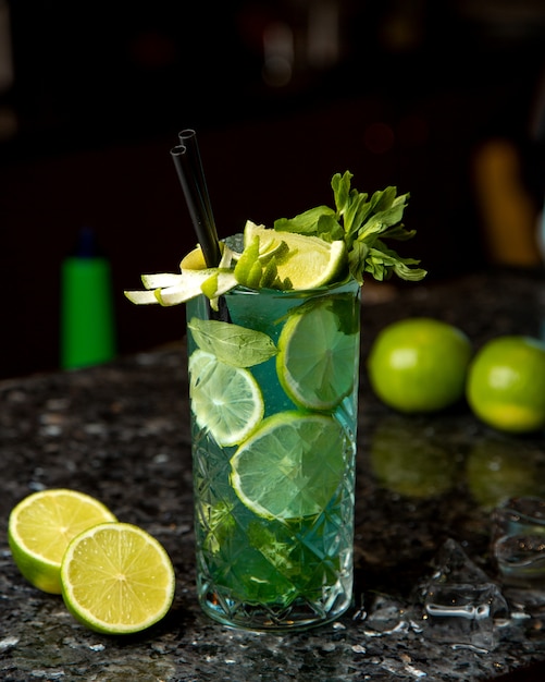 Cocktail citron vert menthe vue latérale
