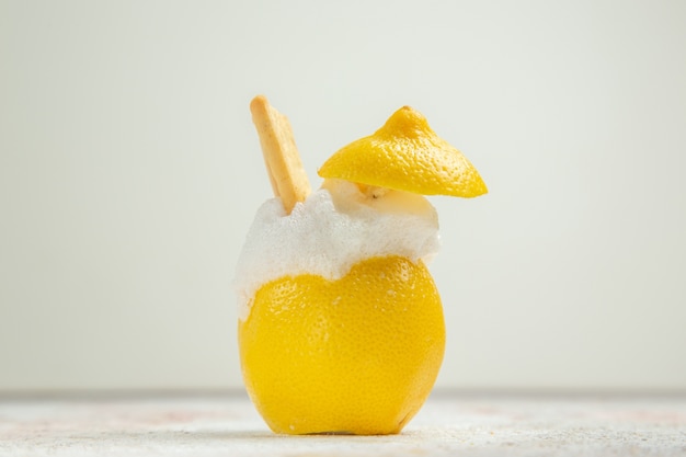 Cocktail de citron vue de face avec de la glace sur un jus de cocktail d'agrumes de table blanc clair