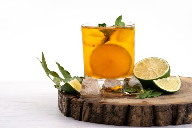 Un cocktail de citron vue de face avec des tranches fraîches de refroidissement et de fraîcheur sur blanc, couleur de jus de boisson cocktail