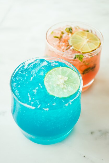 Cocktail de cocktails en verre glacé
