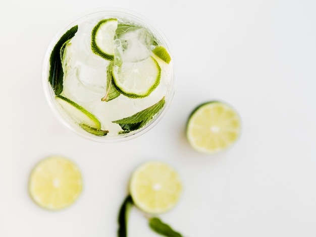 Cocktail cool avec citron vert et menthe poivrée