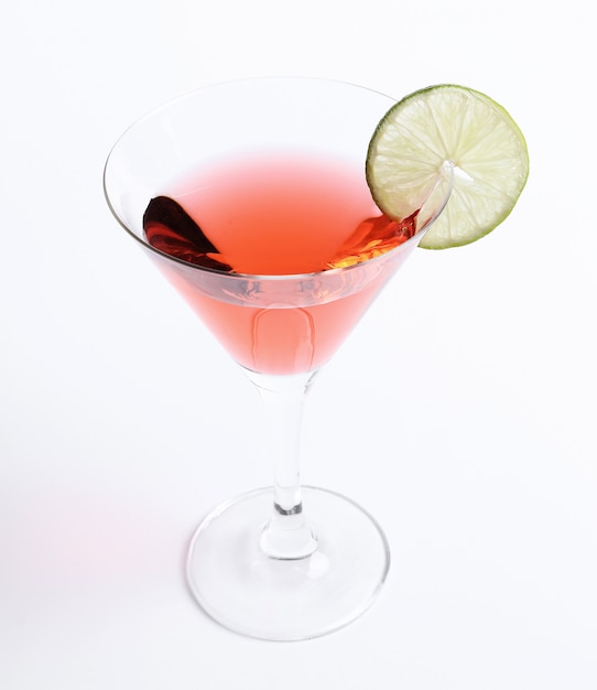 Cocktail cosmopolite avec une tranche de citron vert