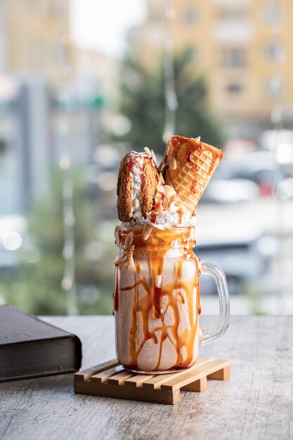 Cocktail d'été au lait avec gaufre et sirop d'érable