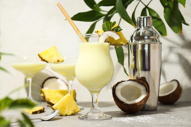 Photo gratuite cocktail d'été frais pina colada concept de boisson d'été fraîche