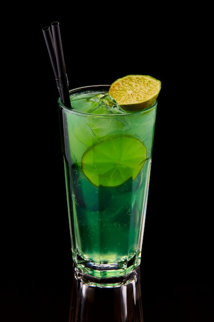 Photo gratuite cocktail exotique au citron vert