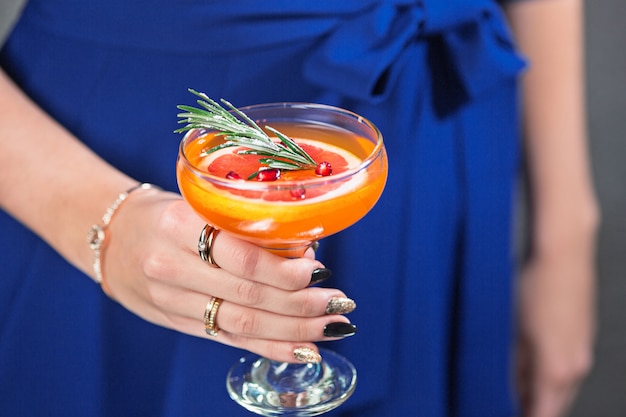 Le cocktail exotique et les mains féminines