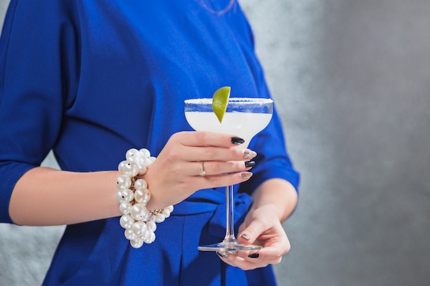 Le cocktail exotique et les mains féminines