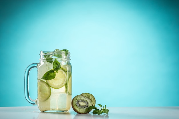 Le cocktail exotique rose et fruits sur bleu