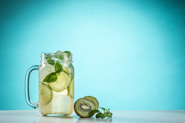 Le cocktail exotique rose et fruits sur bleu