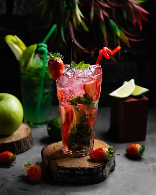 Cocktail frais aux fraises et à la menthe