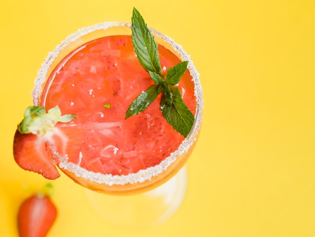 Cocktail de fraises avec fruits frais et menthe