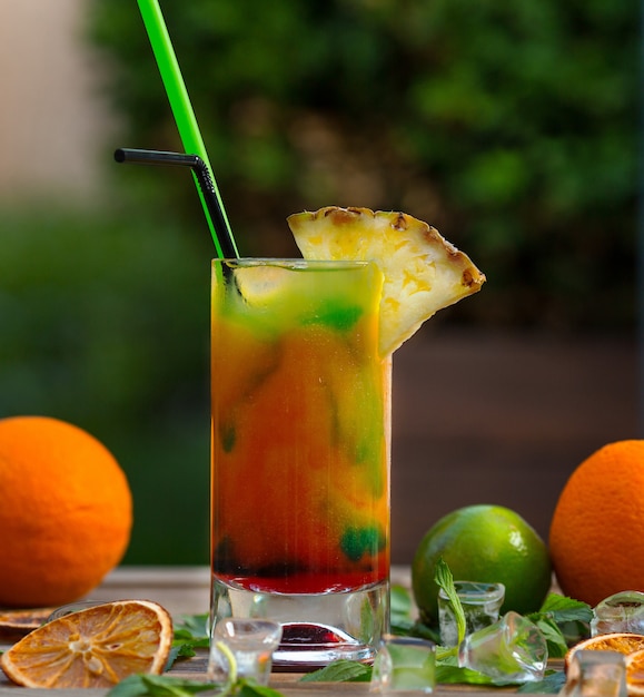 Photo gratuite cocktail de fruits mélangés avec jus d'orange, citron vert et ananas.