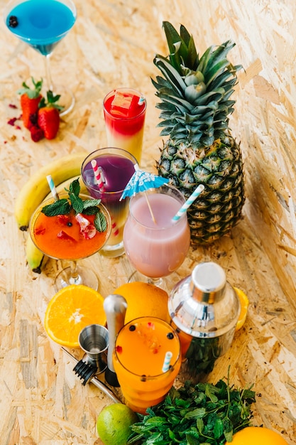 Cocktail et fruits tropicaux