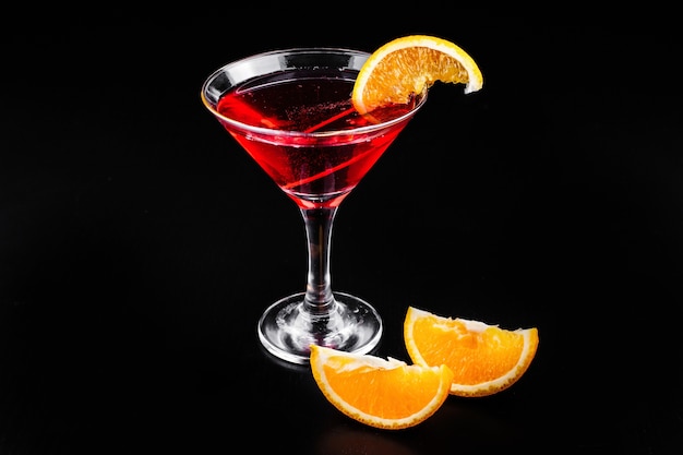 Cocktail de gin-tonic à l&#39;orange sanguine servi avec des tranches d&#39;orange dans un verre