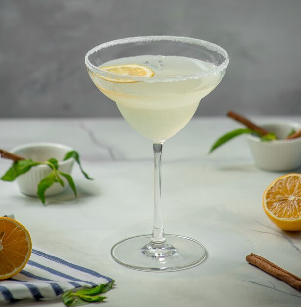 cocktail de glace au citron sur la table