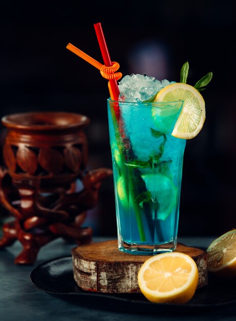 cocktail glacé bleu avec une tranche de citron
