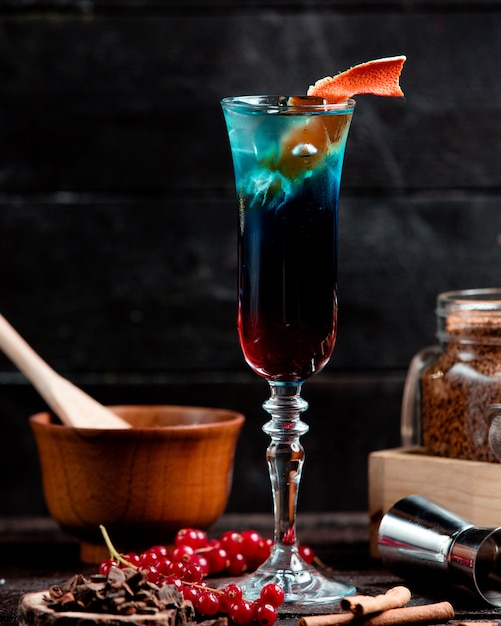 Photo gratuite cocktail glacé sur la table