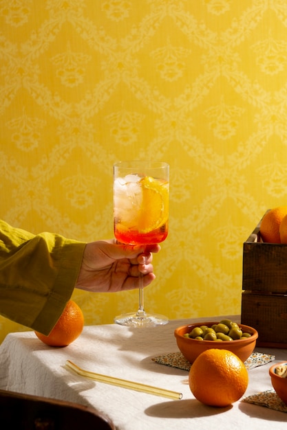 Cocktail italien à la main, nature morte