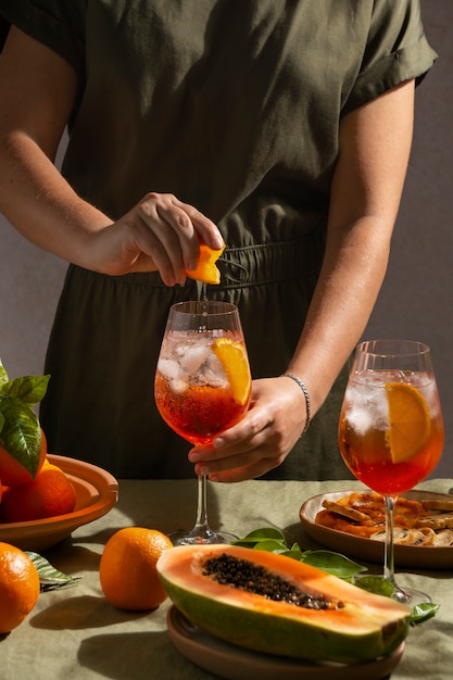 Cocktail italien à la main, nature morte