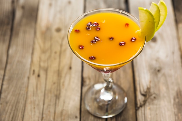 Cocktail jaune frais dans un verre à martini