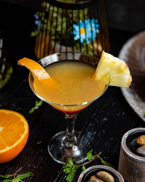 Cocktail de jus de pomme et orange.