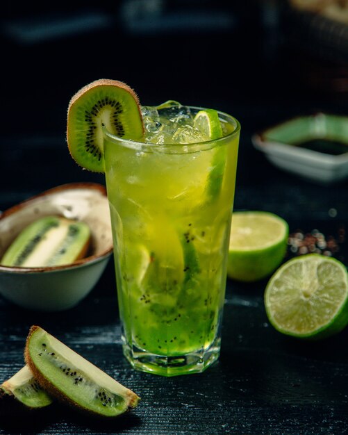 Cocktail de kiwi rouge au citron vert et glaçons.