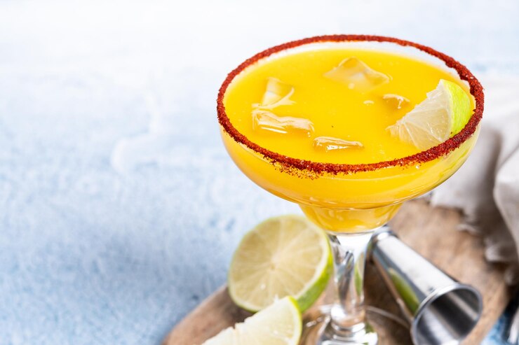 Photo gratuit cocktail de mangue fraîche cocktail de manga mexicain sur fond bleu