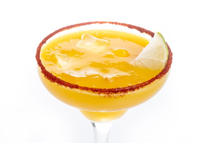 Photo gratuit cocktail de mangue fraîche cocktail de manga mexicain isolé sur fond blanc