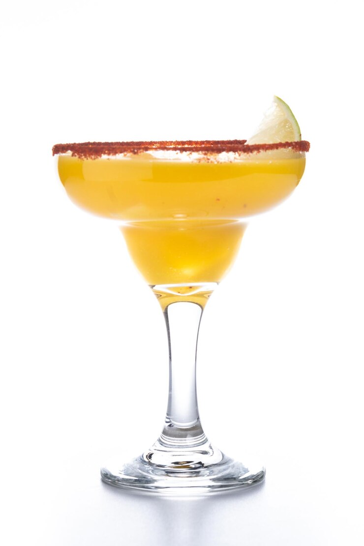 Photo gratuit cocktail de mangue fraîche cocktail de manga mexicain isolé sur fond blanc