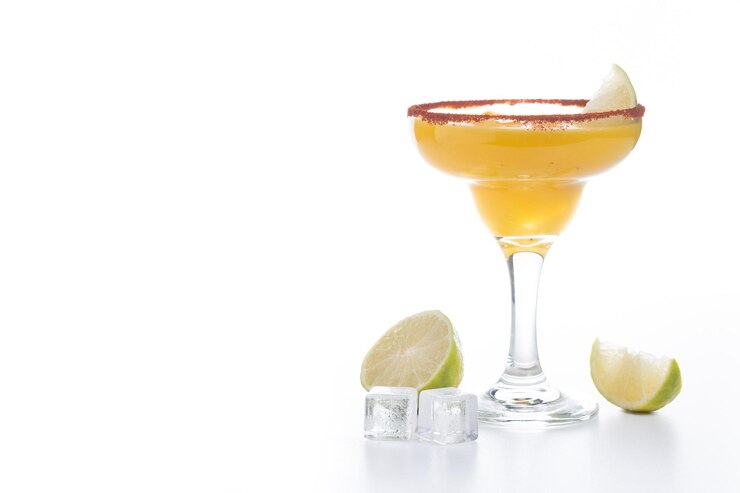 Photo gratuit cocktail de mangue fraîche cocktail de manga mexicain isolé sur fond blanc