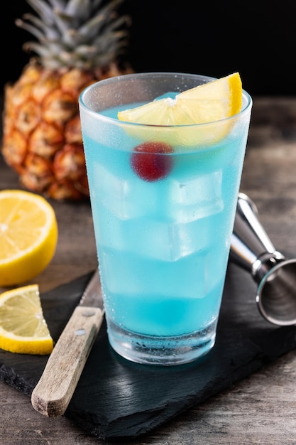 Cocktail martini bleu profond sur table en bois