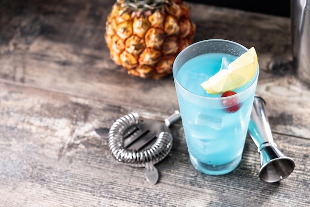 Cocktail martini bleu profond sur table en bois