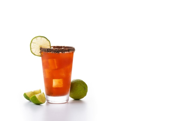 Cocktail michelada fait maison avec de la bière jus de citron vert sauce chaude Rim salé et jus de tomate isolé