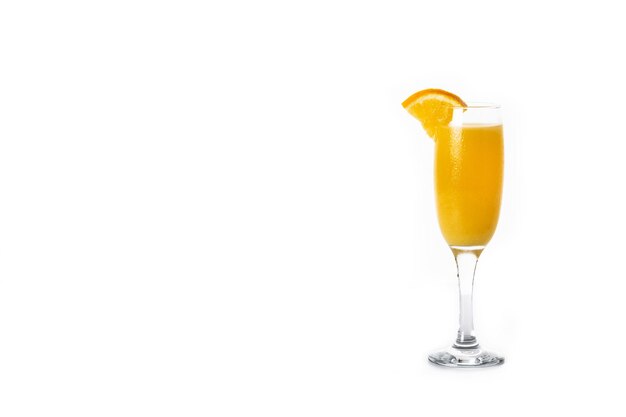 Cocktail mimosa orange isolé sur fond blanc