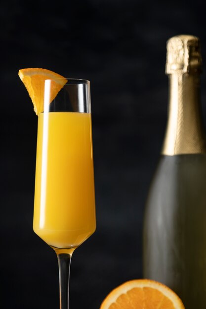 Cocktail mimosa avec tranche d'orange